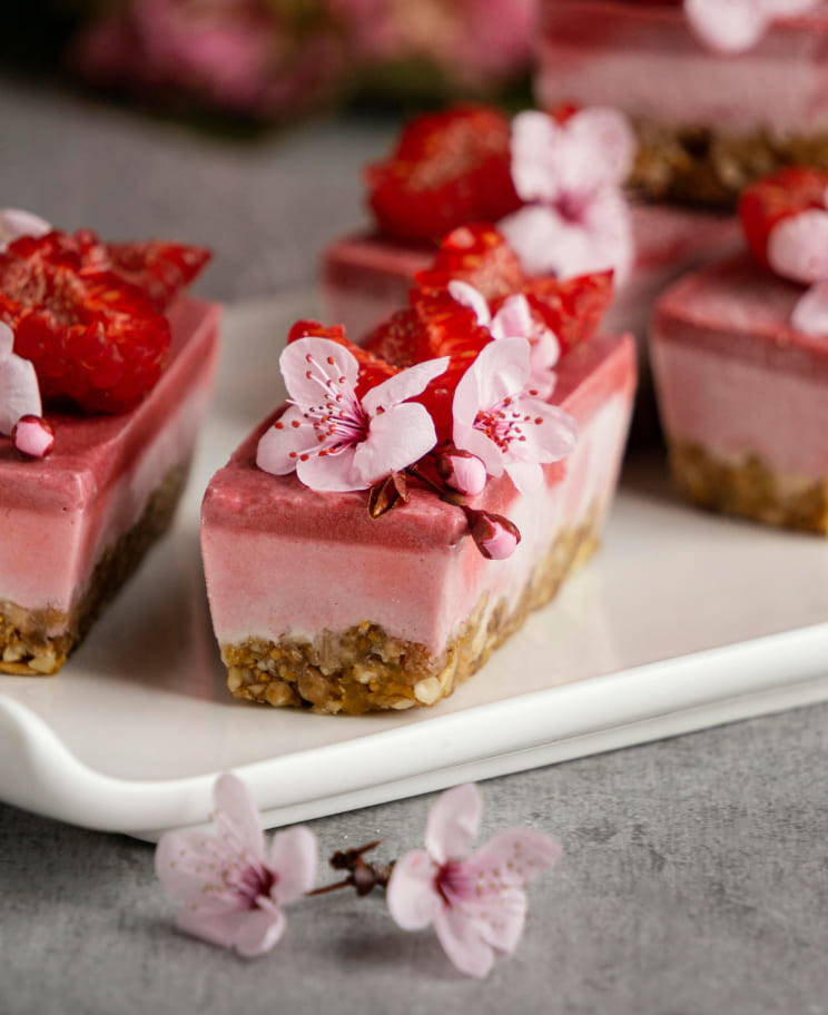 国境をまたいで活動する各分野のスペシャリストが、豊富な実務経験と体感情報を駆使してサポートします。5